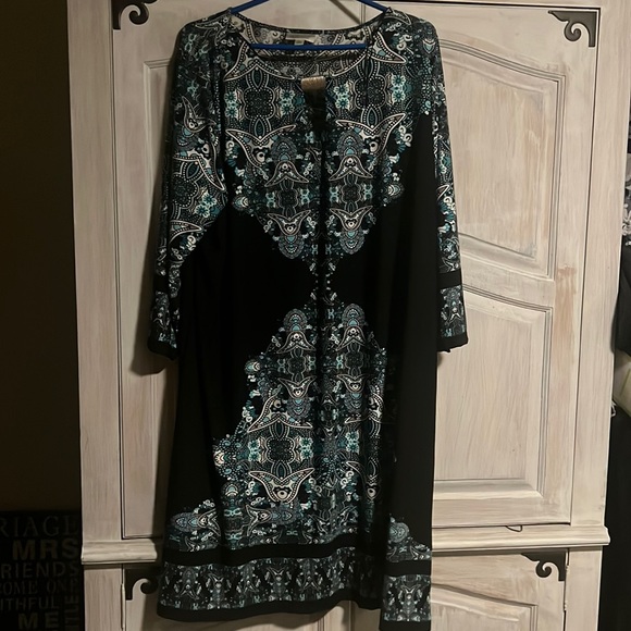 Thick material dress. Brand is Avenue. Nice going out to dinner dress. Size 26 - Picture 1 of 3